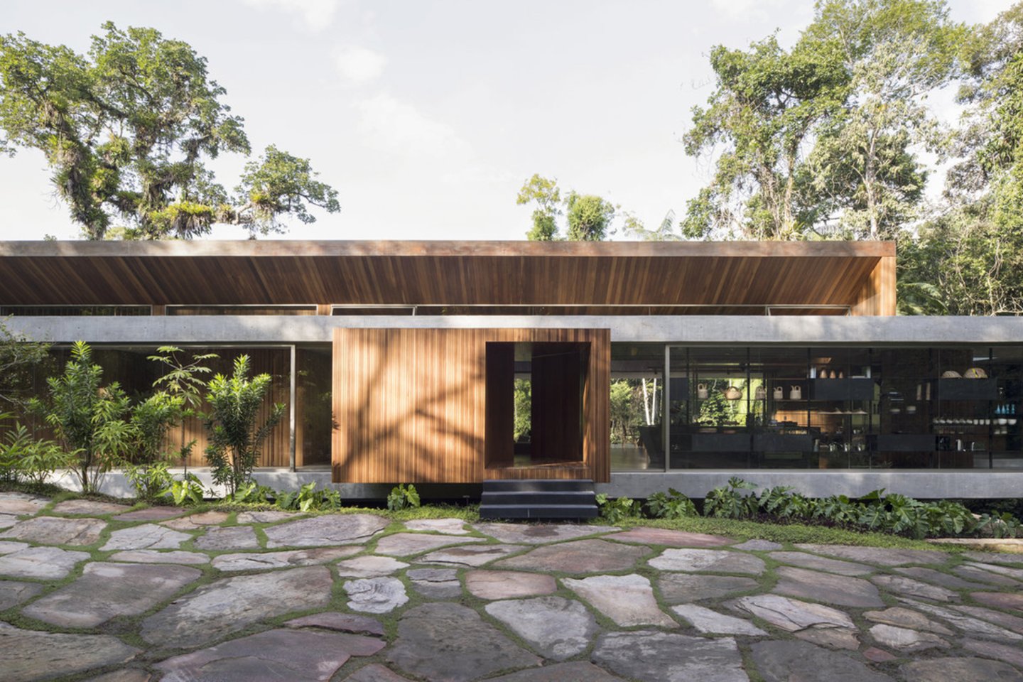 Namas Brazilijoje „All House“ / architektas Gui Mattos.<br>Carolina Lacaz / archdaily.com nuotr.