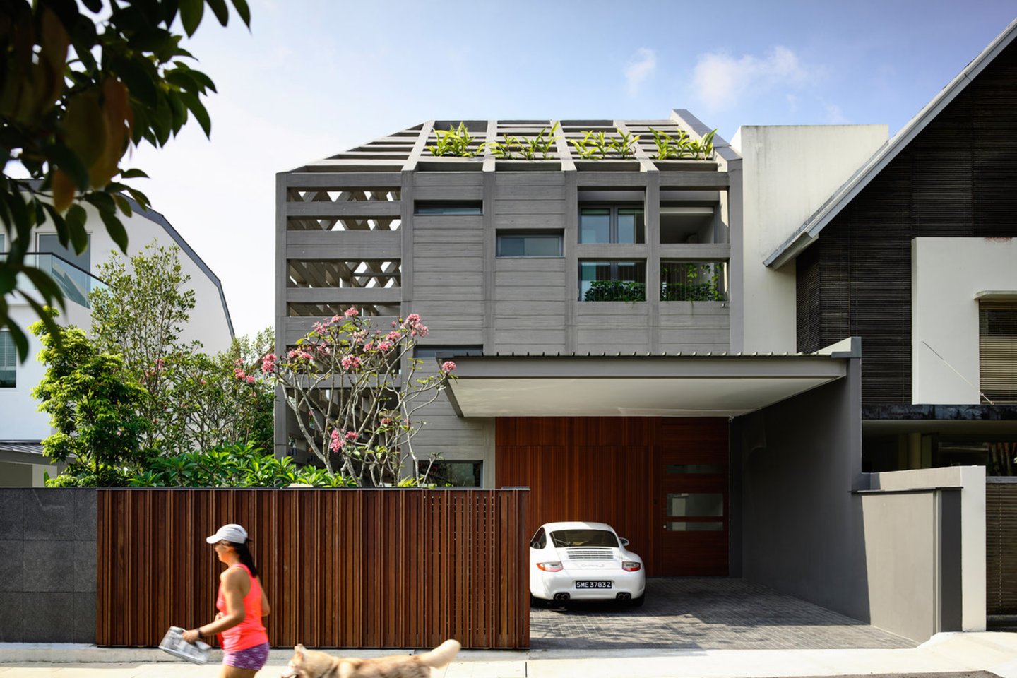 Namas Singapūre „Concrete Light House“ / architektai „HYLA Architects“. <br>Derek Swalwell / archdaily.com nuotr.