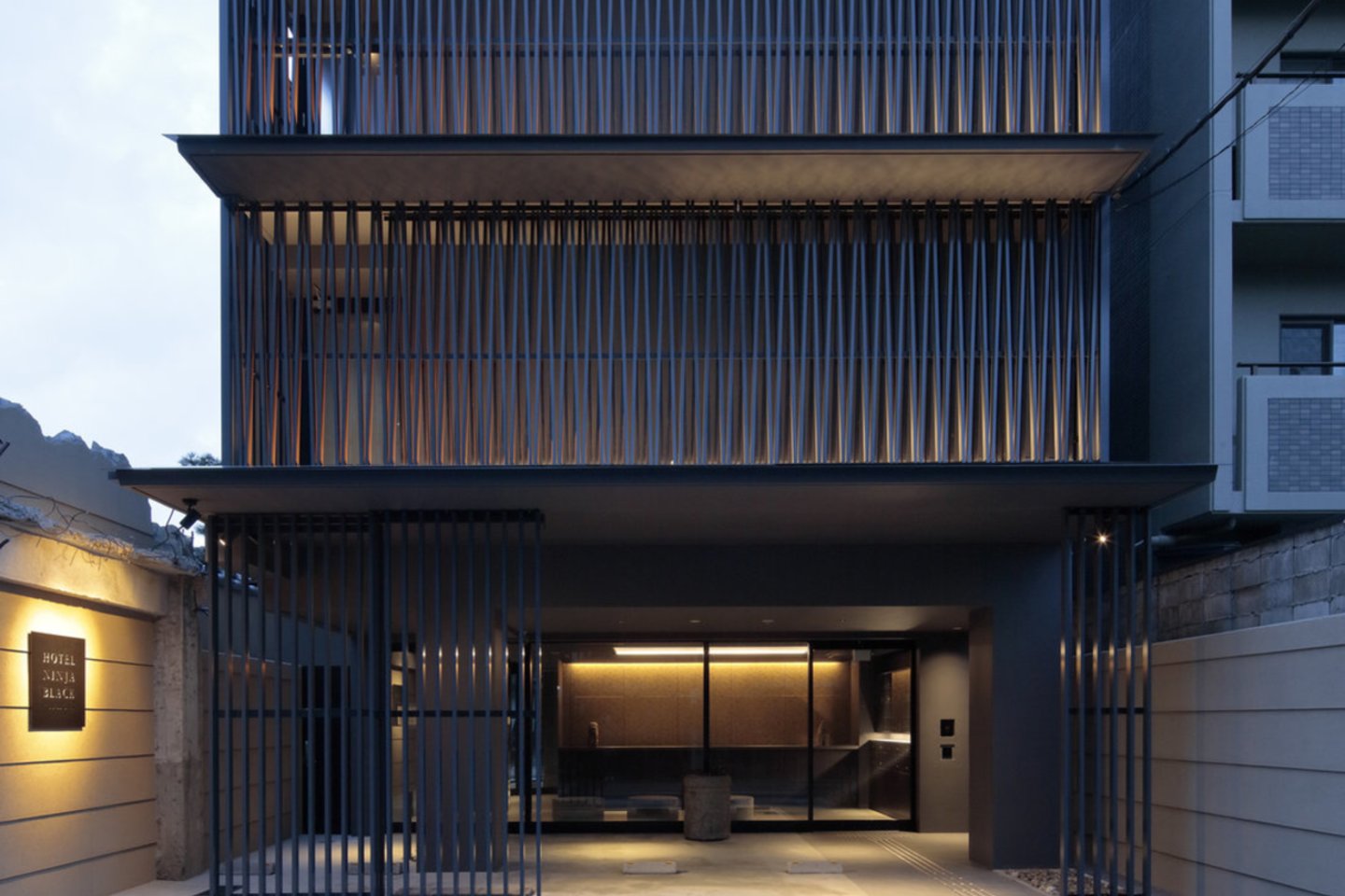 Viešbutis Japonijoje „Hotel Ninja Black“ / architektai „EASTERN Design Office“.<br>Koichi Torimura / Takashi Inaizumi / archdaily.com nuotr.
