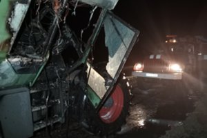 Liepsnos traktorių Šilutės r. prarijo bevažiuojant, vairuotojas vos spėjo iššokti
