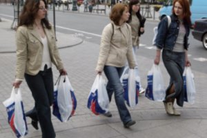 Už maišelių dalijimą prekybininkus nori bausti tūkstantinėmis sumomis