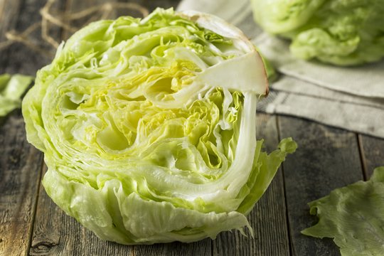 Patarė, kaip išsirinkti gūžines salotas, kad būtų traškios ir švelnaus skonio