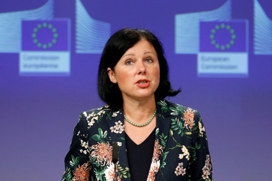 EK pirmininkės pavaduotoja atvyko į Lenkiją aptarti grėsmių teisinei valstybei