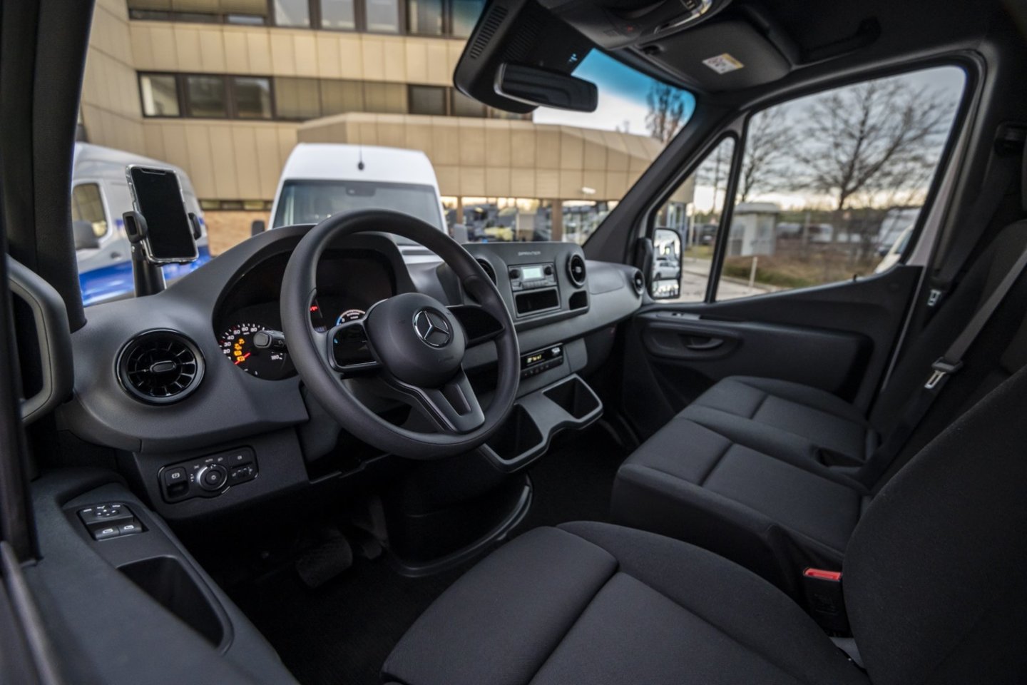   „Mercedes-Benz“ stiprina pozicijas lengvųjų komercinių elektromobilių rinkoje – prieš kelerius metus pristatytą „eVito“ papildo didysis mikroautobusas „eSprinter“. <br> Bendrovės nuotr.