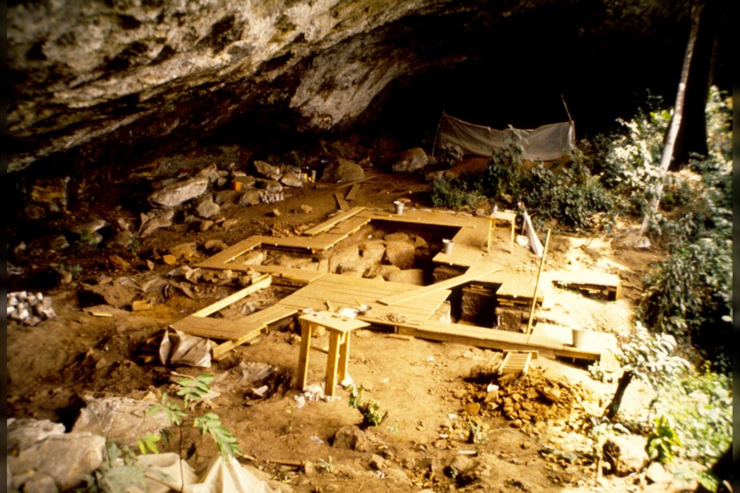  Shum Laka kasinėjimai 1994 m. Uolų prieglaudoje, kuria žmonės naudojasi mažiausiai 30 000 metų, mokslininkai rado nesuskaičiuojamą kiekį artefaktų ir 18 žmonių palaidojimus. <br> Pierre de Maret nuotr.