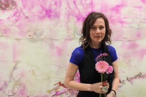 Tapytojos Ievos Martinaitytės parodoje - svaigūs galaktikų blyksniai ir nekaltų žvėrelių iškamšos