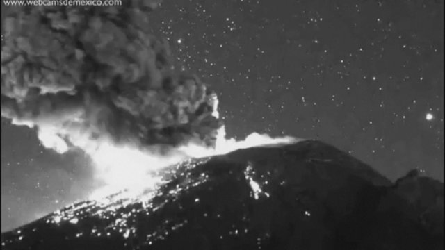 Užfiksuota: išsiveržė El Popo ugnikalnis – į dangų kilo lavos ir pelenų stulpai