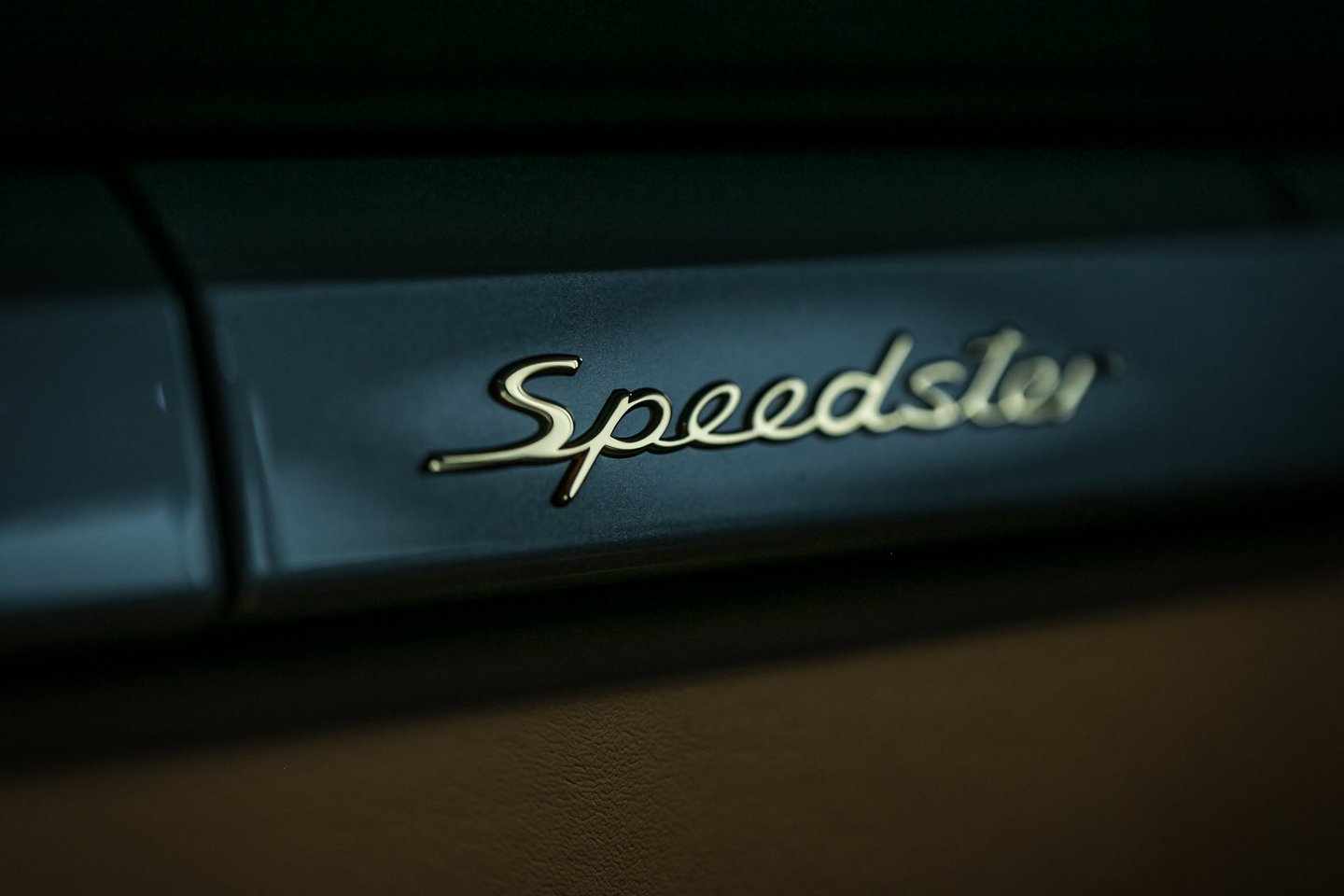  Dabartinis „911 Speedster“ verčia naujausią šios įspūdingos automobilio koncepcijos istorijos puslapį. Ribotos serijos modelis, kurio bus pagaminta tik 1948 vienetai, yra ypatinga gimtadienio dovana ir pagarba idėjai, kuri „Porsche“ istorijoje tęsiasi iki šiol.<br> Bendrovės nuotr.