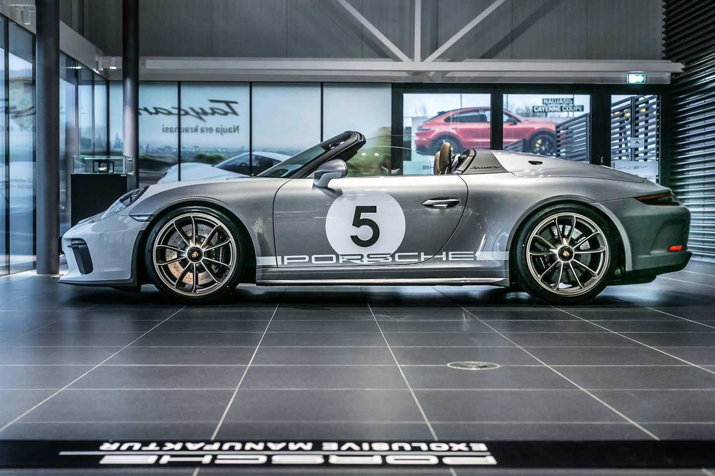  Dabartinis „911 Speedster“ verčia naujausią šios įspūdingos automobilio koncepcijos istorijos puslapį. Ribotos serijos modelis, kurio bus pagaminta tik 1948 vienetai, yra ypatinga gimtadienio dovana ir pagarba idėjai, kuri „Porsche“ istorijoje tęsiasi iki šiol.<br> Bendrovės nuotr.