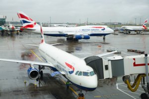 „British Airways“ ir kitos bendrovės stabdo skrydžius į Kiniją