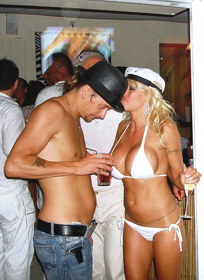 Vestuves su roko muzikantu Kidu Rocku aktorė P.Anderson iškėlė jachtoje Prancūzijos kurorte San Tropeze ir visos šventės metu dėvėjo tik baltą bikinį.<br>„Scanpix” nuotr.