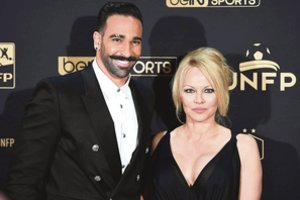 Pamela Anderson ištekėjo penktąjį kartą už daugiau nei 20 m. vyresnio vyro