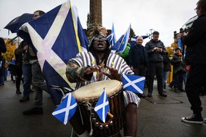 Po „Brexit“ prie Škotijos parlamento toliau plevėsuos ES vėliava