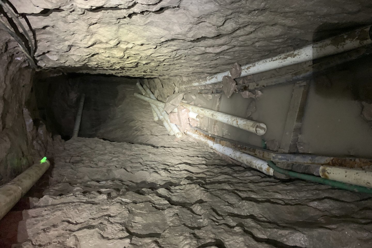 JAV pasieniečiai pranešė aptikę iki šiol ilgiausią žinomą nelegalų tunelį iš Meksikos į Kalifornijos San Diego miestą. Tunelis prasideda Meksikos pasienio miesto Tichuanos pramoninėje zonoje ir driekiasi 1,3 km į JAV, trečiadienį pranešė JAV pasienio apsauga.