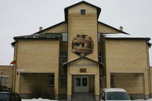 Vilkaviškio teisme įtūžęs teisiamasis spyrė bendrininkui į galvą