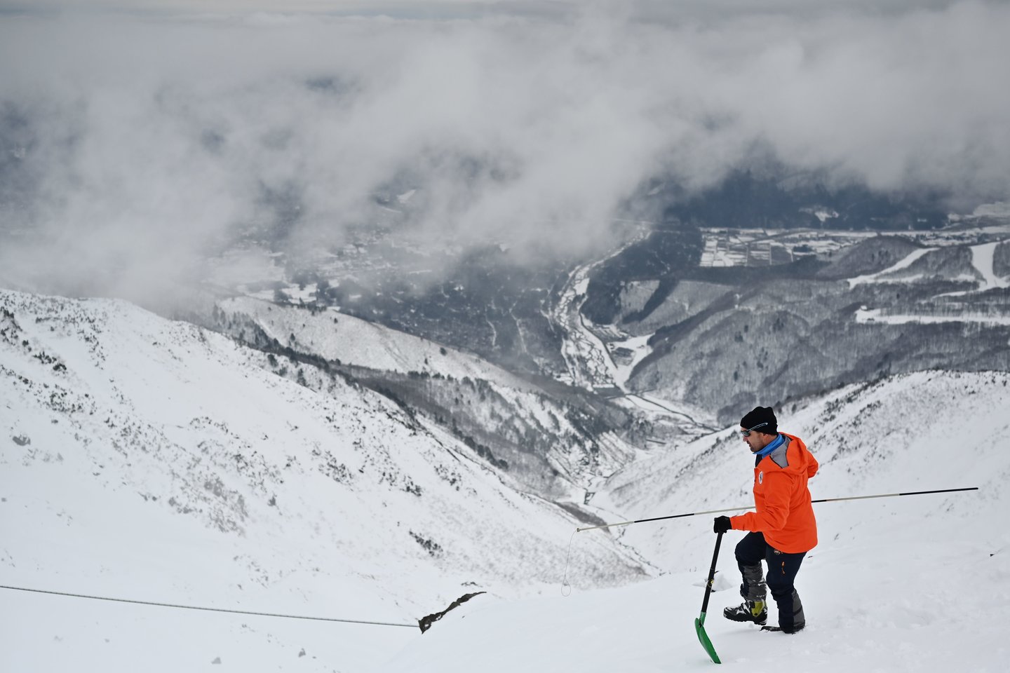  Vienas Prancūzijos pilietis ketvirtadienį buvo kritiškai sužeistas viename šiaurės Japonijos kalnų slidinėjimo kurorte lavinai užgriuvus aštuonių prancūzų turistų grupę, pranešė vienas vietos pareigūnas.<br> AFP/Scanpix nuotr.