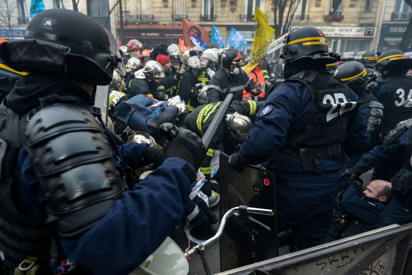 Antradienį Paryžiuje kilo neįprastas šurmulys. Tarpusavyje muštis protesto metu pradėjo ugniagesiai ir riaušių policijos atstovai.