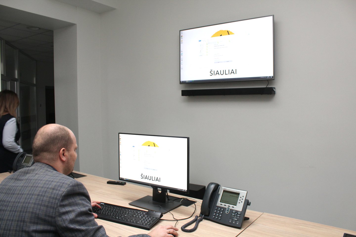  Koordinaciniame centre įrengta skaitmeninė sistema pati analizuoja įrašomą vaizdą ir automatiškai informuoja darbuotojus apie galimus pažeidimus.<br> R.Vitkaus nuotr.