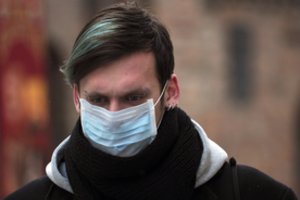 Išsigandę koronaviruso žmonės užplūdo vaistines: vienos prekės pardavimai išaugo dukart