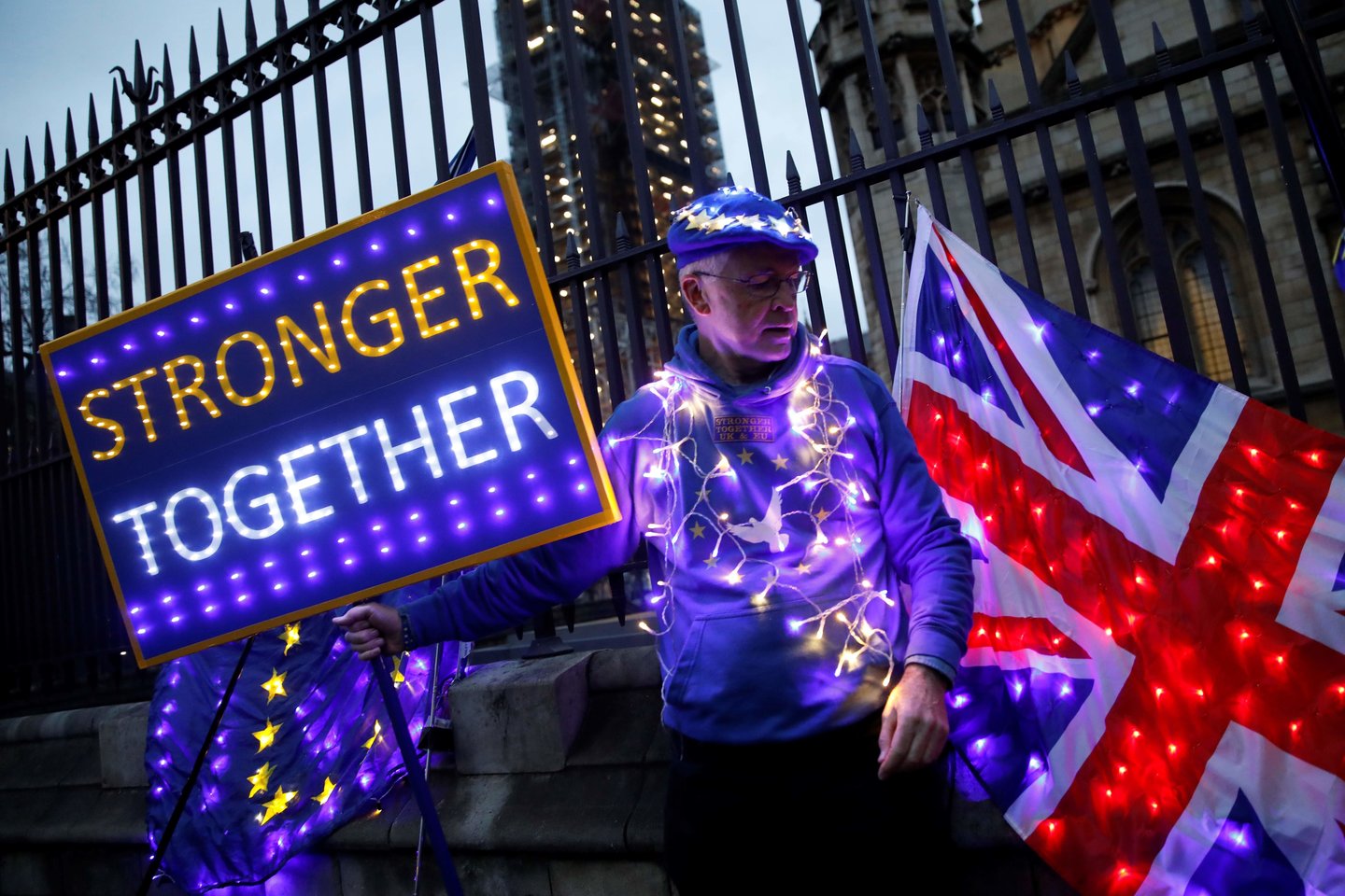 Vasario 1-ąją prie EP pastato bus nuleista JK vėliava.<br>  AFP/Scanpix nuotr.