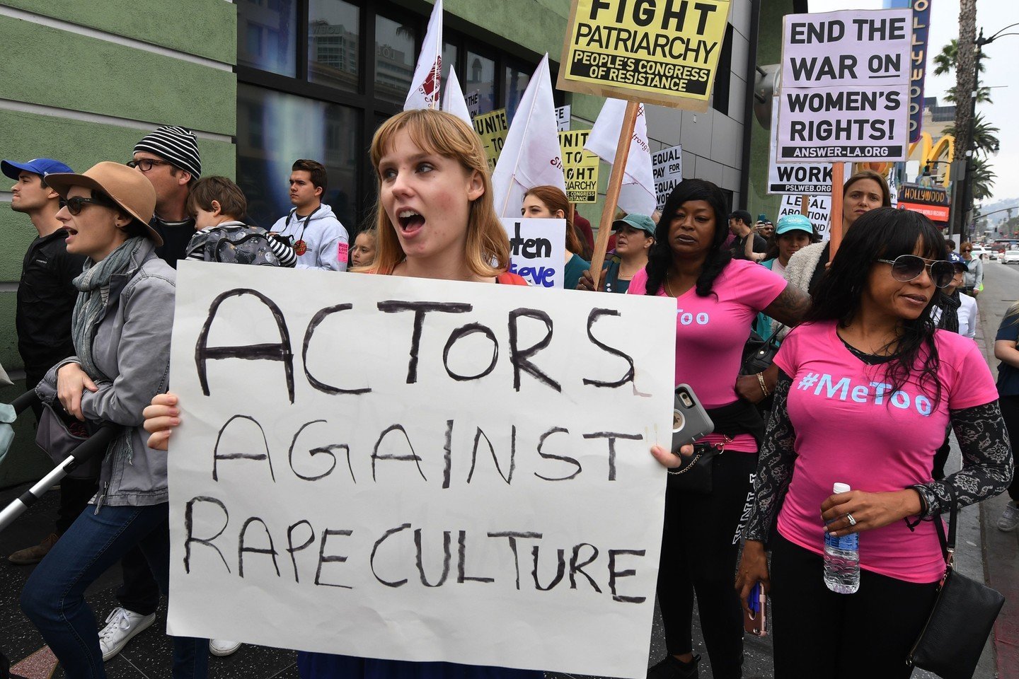  Holivudo moterys palaiko lytinio priekabiavimo ir prievartos aukas.<br>AFP/ „Scanpix“ nuotr.