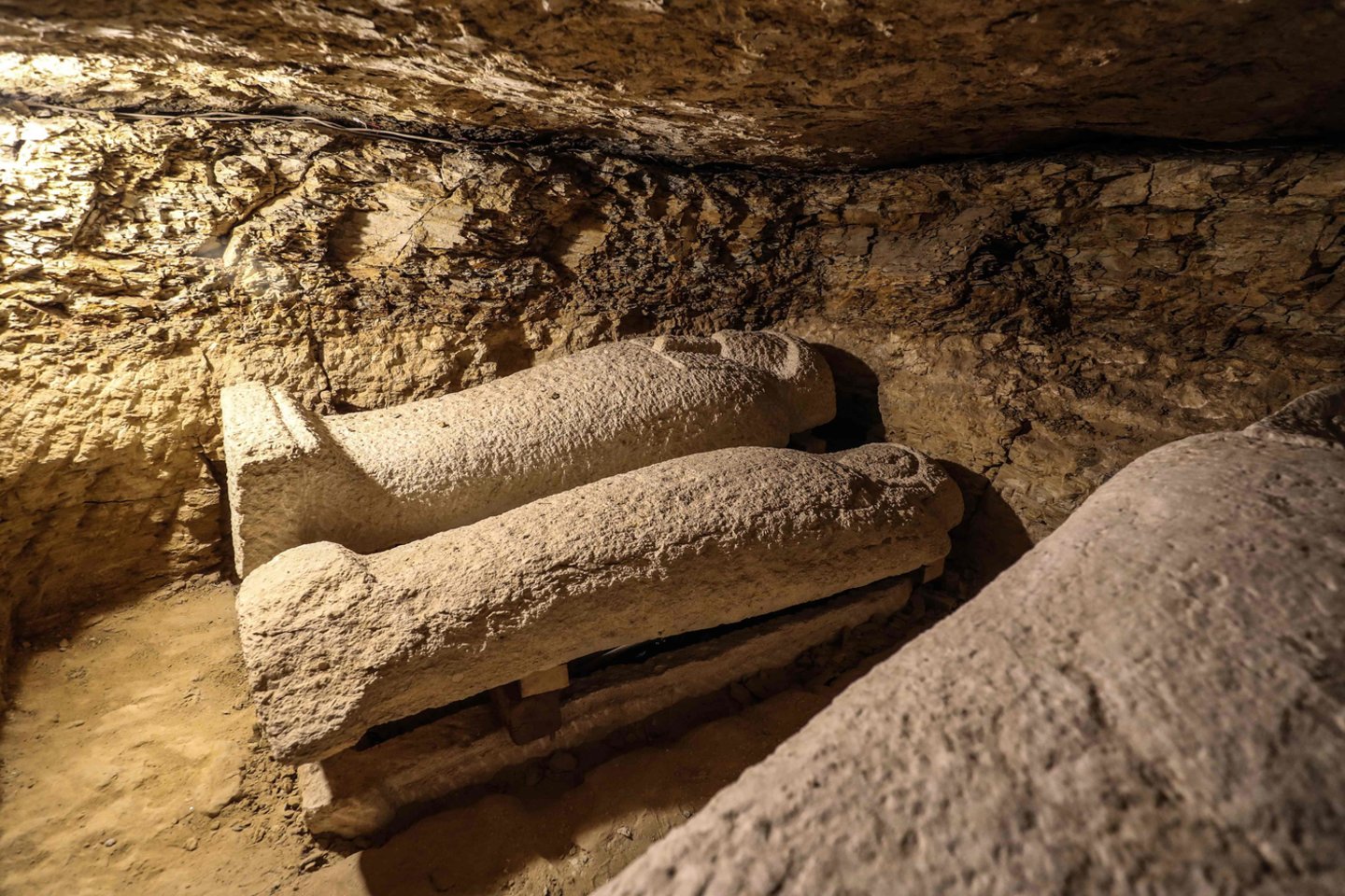  Egipto archeologai aptiko šešiolika beveik 3 000 metų senumo kapaviečių su akmeniniais ir mediniais sarkofagais.<br> AFP / Scanpix nuotr.