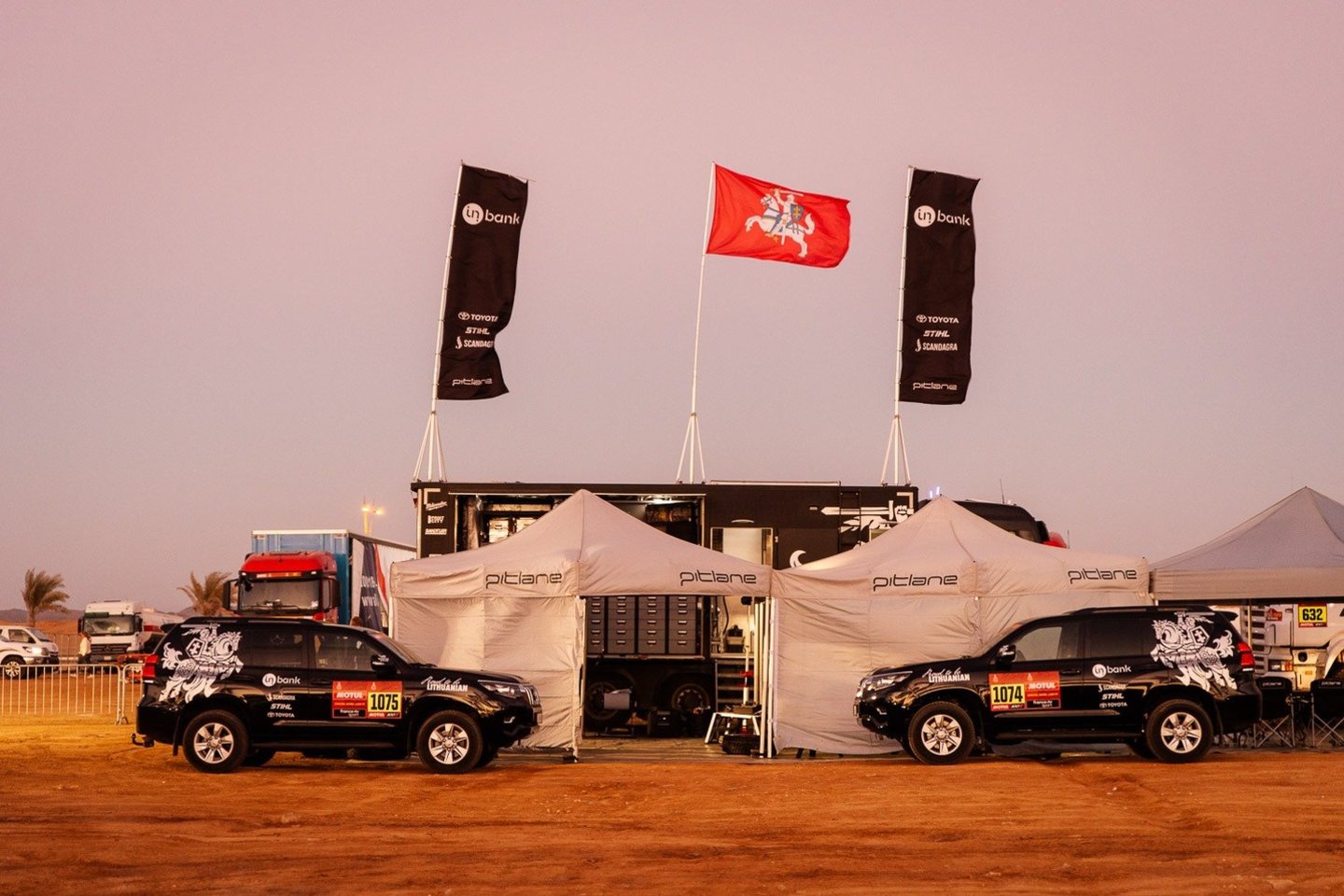 „Inbank team Pitlane“ komanda Dakaro ralyje.<br> Organizatorių nuotr.