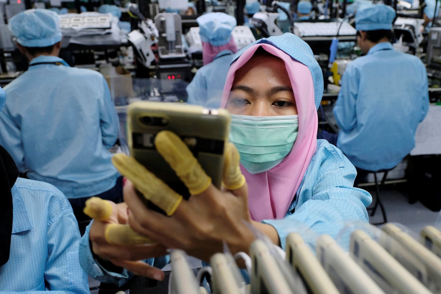  Kaip rašoma Rusijos dienraštyje „Komersant“, Kinijos išmaniųjų telefonų gamintojai – taip pat ir amerikiečiai „Apple“, kurių produkcija surenkama Kinijoje – dviems savaitėms atideda įrangos išsiuntimą.<br> Reuters / Scanpix nuotr.