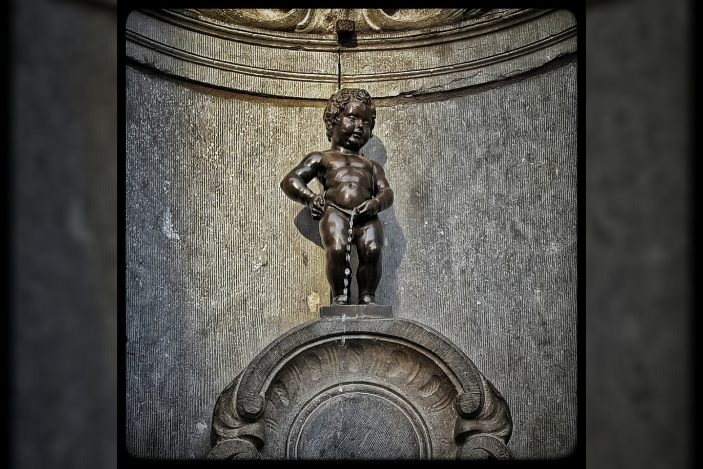  „Manneken Pis“ (lietuviškai žinomas kaip „Besišlapinantis berniukas“) – gausiausiai turistų lankomas fontanas Briuselyje ir viena iš žinomiausių skulptūrų pasaulyje.<br> A. Rutkausko nuotr.