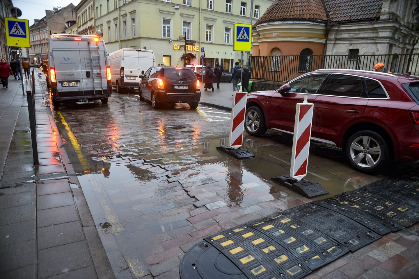  Judrioje Vilniaus senamiesčio gatvelėje susidarė įgriuva.<br> V.Ščiavinsko nuotr.