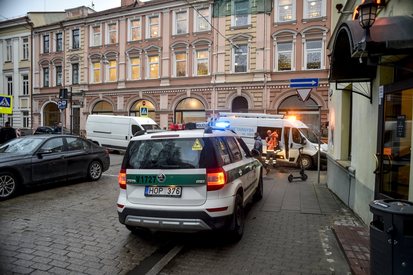 Judrioje Vilniaus senamiesčio gatvelėje susidarė įgriuva.<br> V.Ščiavinsko nuotr.