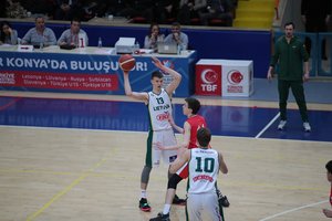 Šešiolikmečiai pralaimėjo Turkijos rinktinei