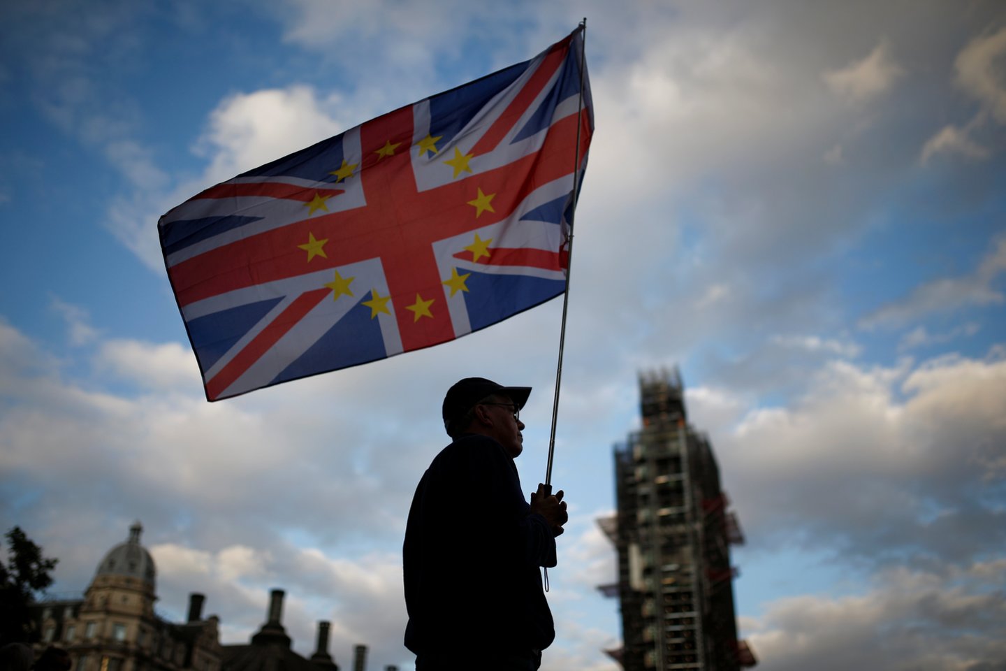 Jungtinės Karalystės vėliavos prie Bendrijos pagrindinių institucijų pastatų simboliškai buvo pašalintos likus keturioms valandoms iki oficialaus išstojimo iš bloko.<br>Reuters/Scanpix asociatyvi nuotr.