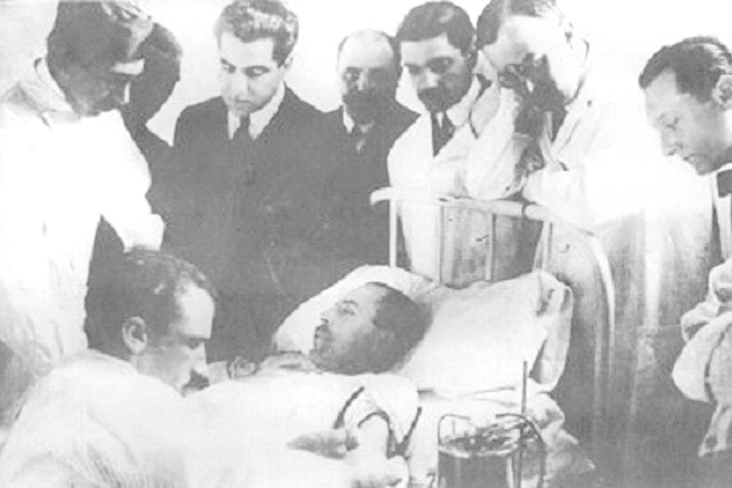 Vienas pirmųjų saugių ir veiksmingų kraujo perpylimų 1914 m.<br>Wikipedia.org (Archivos del Hospital Rawson, Buenos Aires (Argentina)) nuotr.
