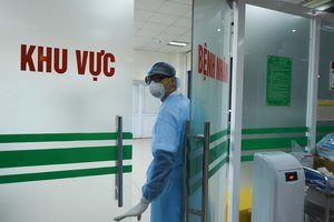 Sukrečiantis vaizdas iš Kinijos – traukulių krečiamas koronaviruso paveiktas pacientas