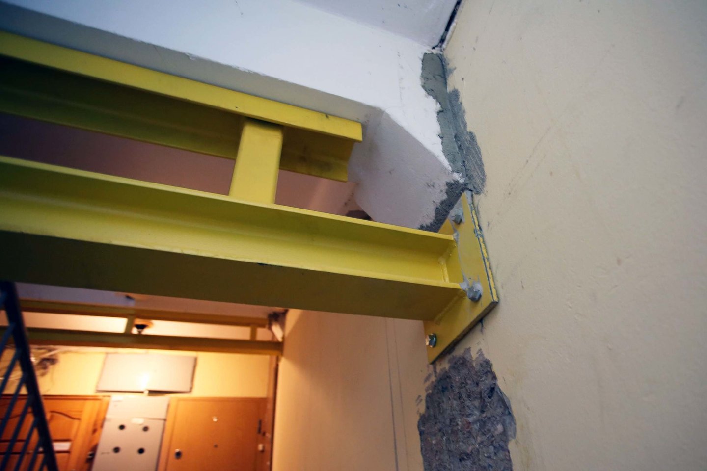 Į vos nesugriuvusį daugiabutį Biržiškų gatvėje gyventojams buvo leista grįžti tik šių metų sausio 24 dieną.<br>M.Patašiaus nuotr.