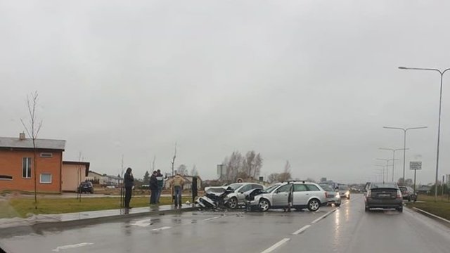 Užfiksuota avarija Panevėžyje: susidūrė trys automobiliai, yra nukentėjusių