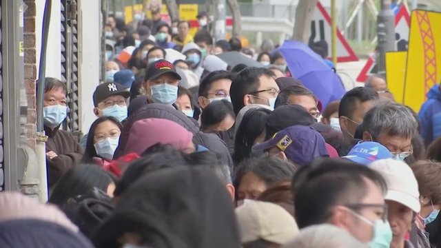 Koronaviruso aukų skaičius sparčiai auga: užfiksuota pirmoji mirtis už Kinijos sienų