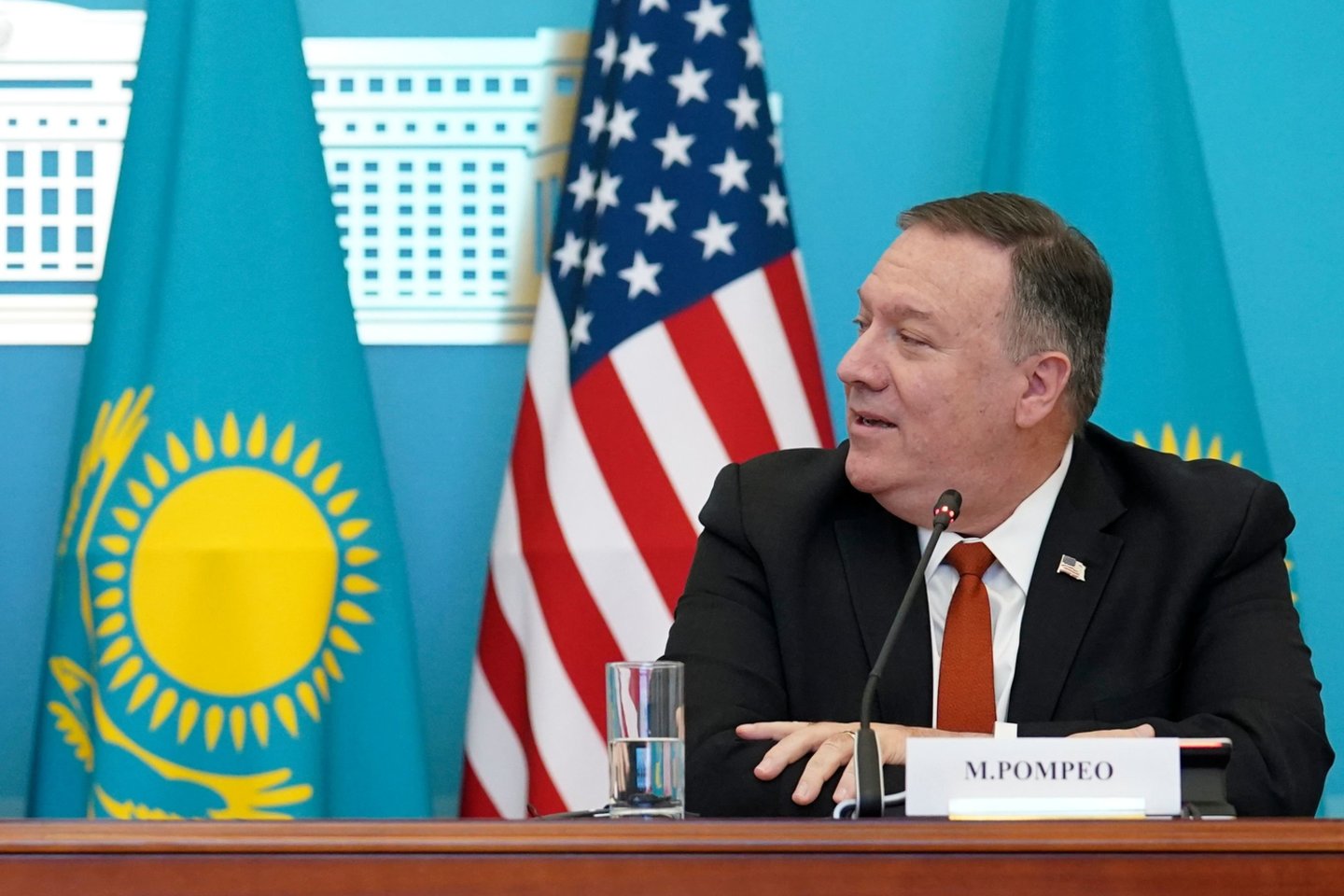 Naftos turtingame ir su Kinija besiribojančiame Kazachstane sekmadienį viešintis Jungtinių Valstijų valstybės sekretorius Mike'as Pompeo paragino šalis suteikti prieglobstį etninių mažumų atstovams, bėgantiems iš Kinijos Sindziango regiono.