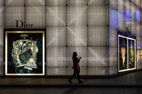 Investuotojai išparduoda akcijas, bet virusu užsikrėtę gamintojai dar tikisi išsikapanoti