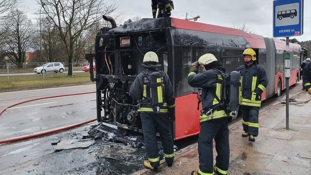 Užfiksuota: Vilniuje atvira liepsna degė važiuojantis keleivinis autobusas