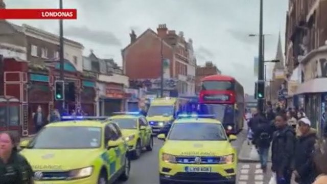 Užfiksuota, kaip Londono pareigūnai sustabdo išpuolį vykdžiusį vyrą