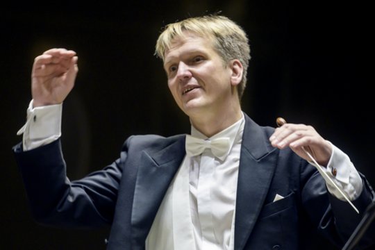 Linksmo būdo dirigentas keliauja paskui šiurpuliukus