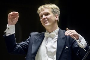 Linksmo būdo dirigentas keliauja paskui šiurpuliukus