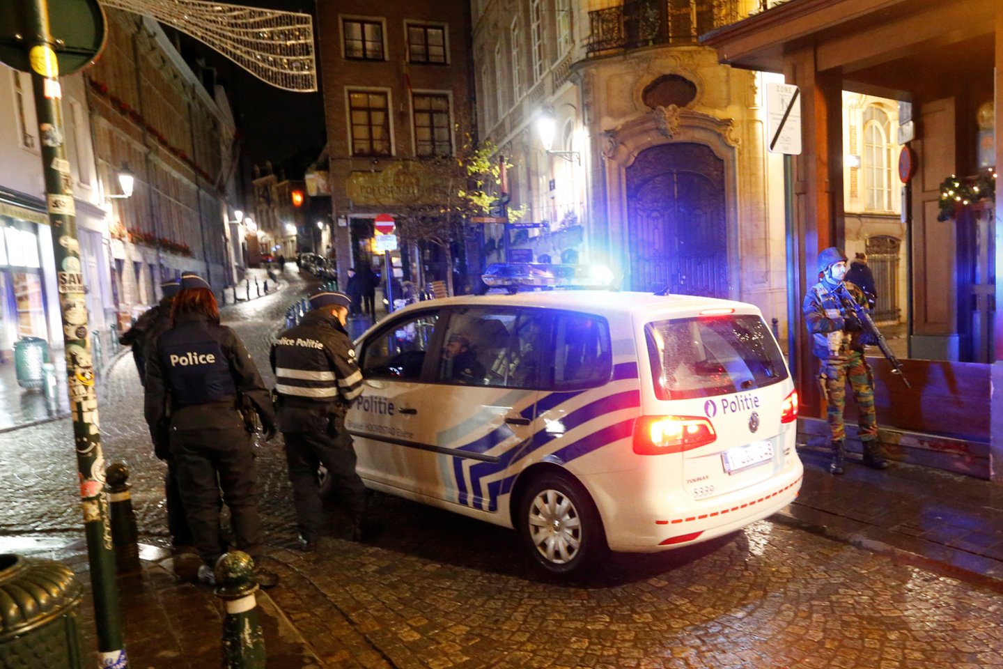 Du žmones Belgijos Gento mieste peiliu sužalusį užpuoliką sulaikė policija.<br>Reuters/Scanpix nuotr.