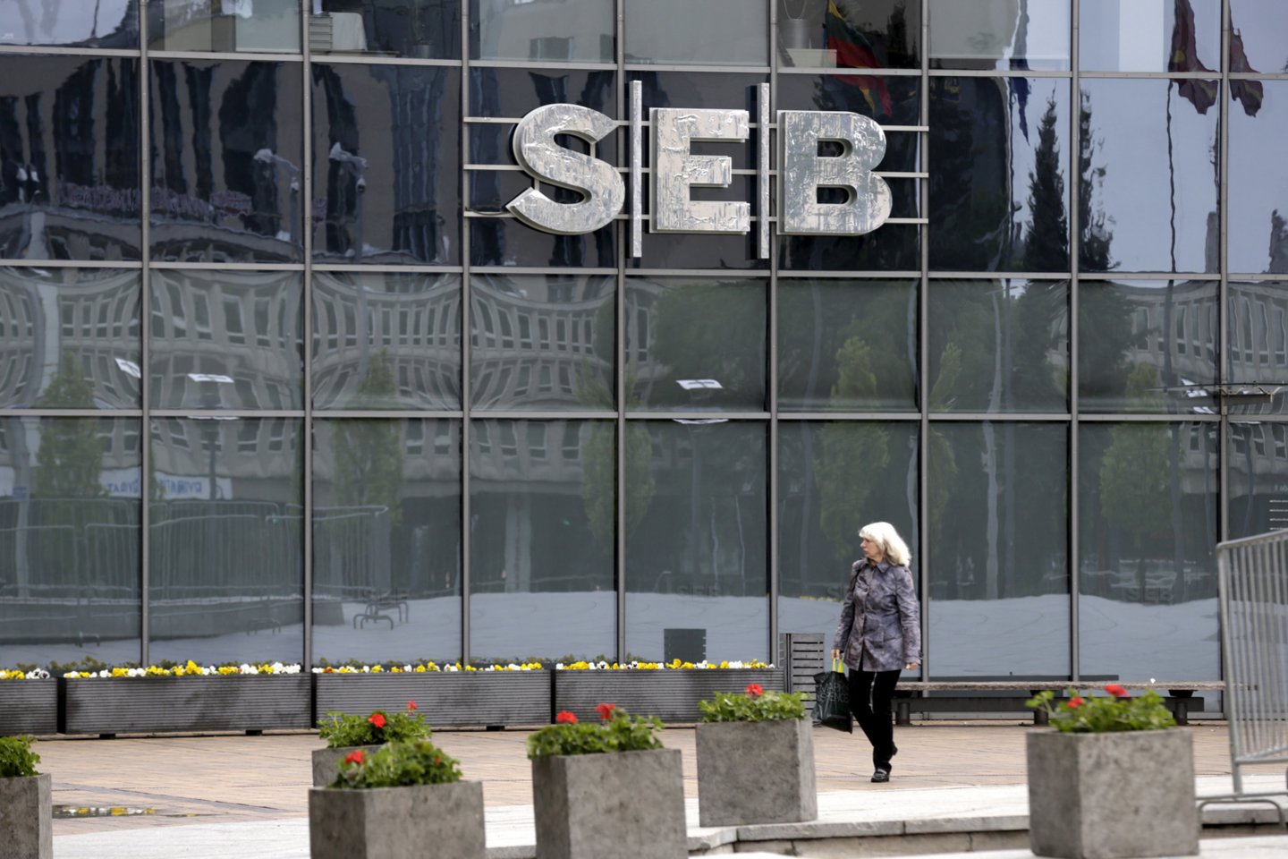 SEB informuoja, kad, diegiant naują IT platformą, mokėjimo kortelėmis ir bankomatais banko klientai galės naudotis visą savaitgalį, išskyrus vieną valandą.<br>Reuters/Scanpix nuotr.
