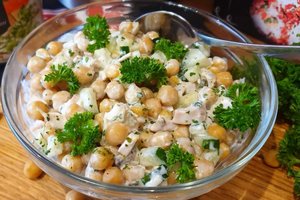 Lengvai ir greitai pagaminamos avinžirnių salotos su vištiena