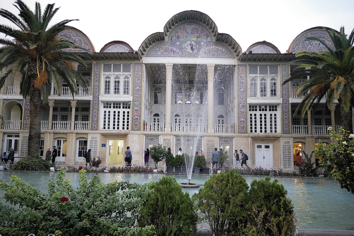 Širaze žaliuojantis Eramo persiškas sodas vilioja didele augalų įvairove, nuostabiais rūmais, fontanais.<br> I.Skliutaitės nuotr.