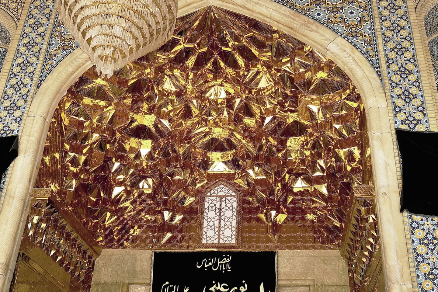 Irano prabangą parodo mozaikos ir aukso puošmenos.<br> I.Skliutaitės nuotr.