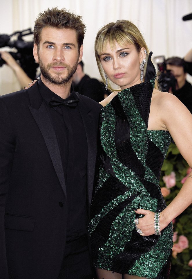 Teismas nutraukė JAV dainininkės, aktorės Miley Cyrus (26 m.) ir australų kilmės aktoriaus Liamo Hemswortho (30 m.) santuoką.<br>„Scanpix“ nuotr.